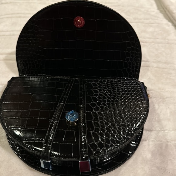 Croco- embossed black bag - 2 straps one for crossbody and one shoulder strap - Picture 4 of 9